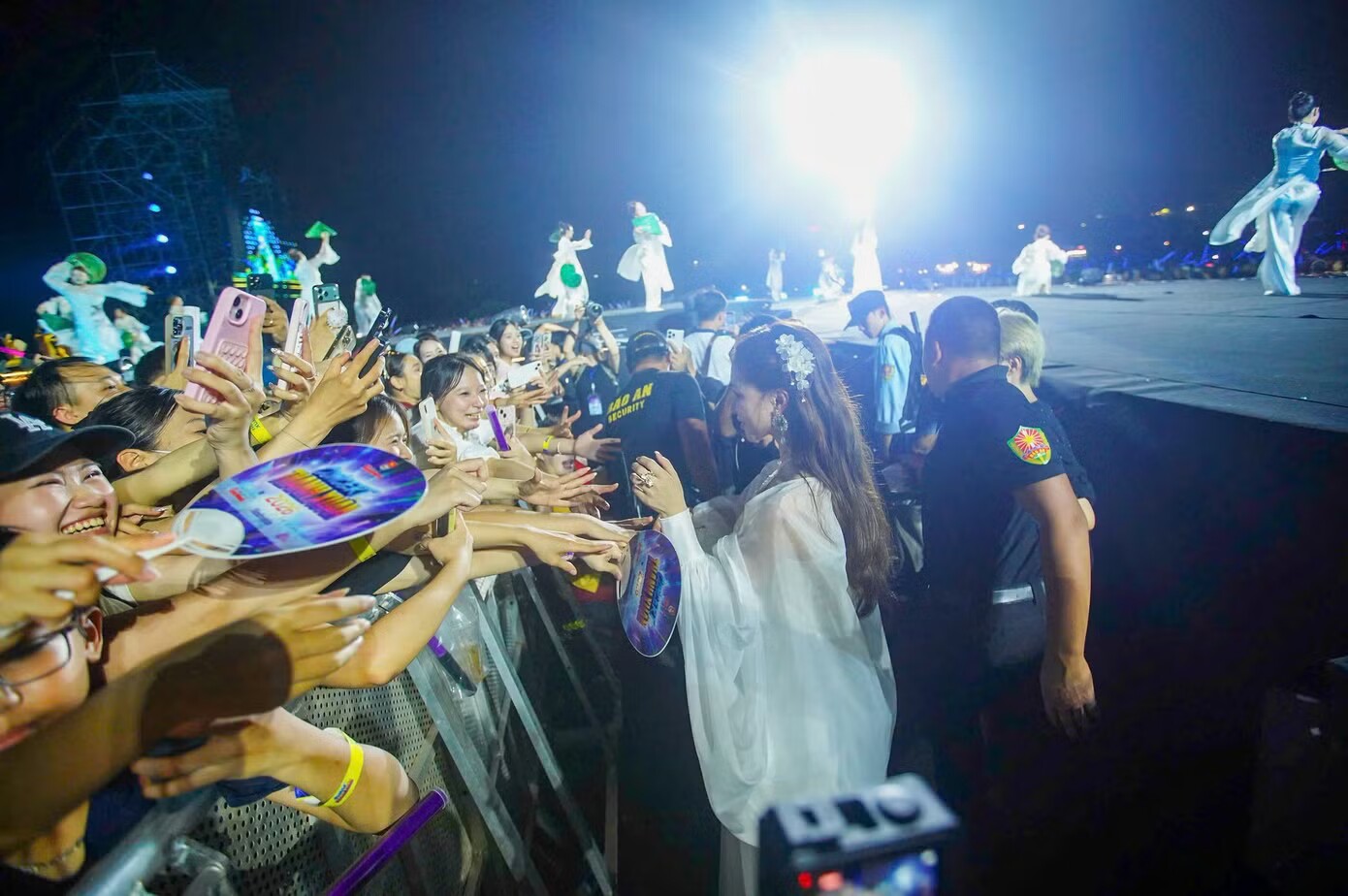 Toàn cảnh concert Thanh xuân khiến 20.000 khán giả Hà Nội đứng ngồi không yên - 45