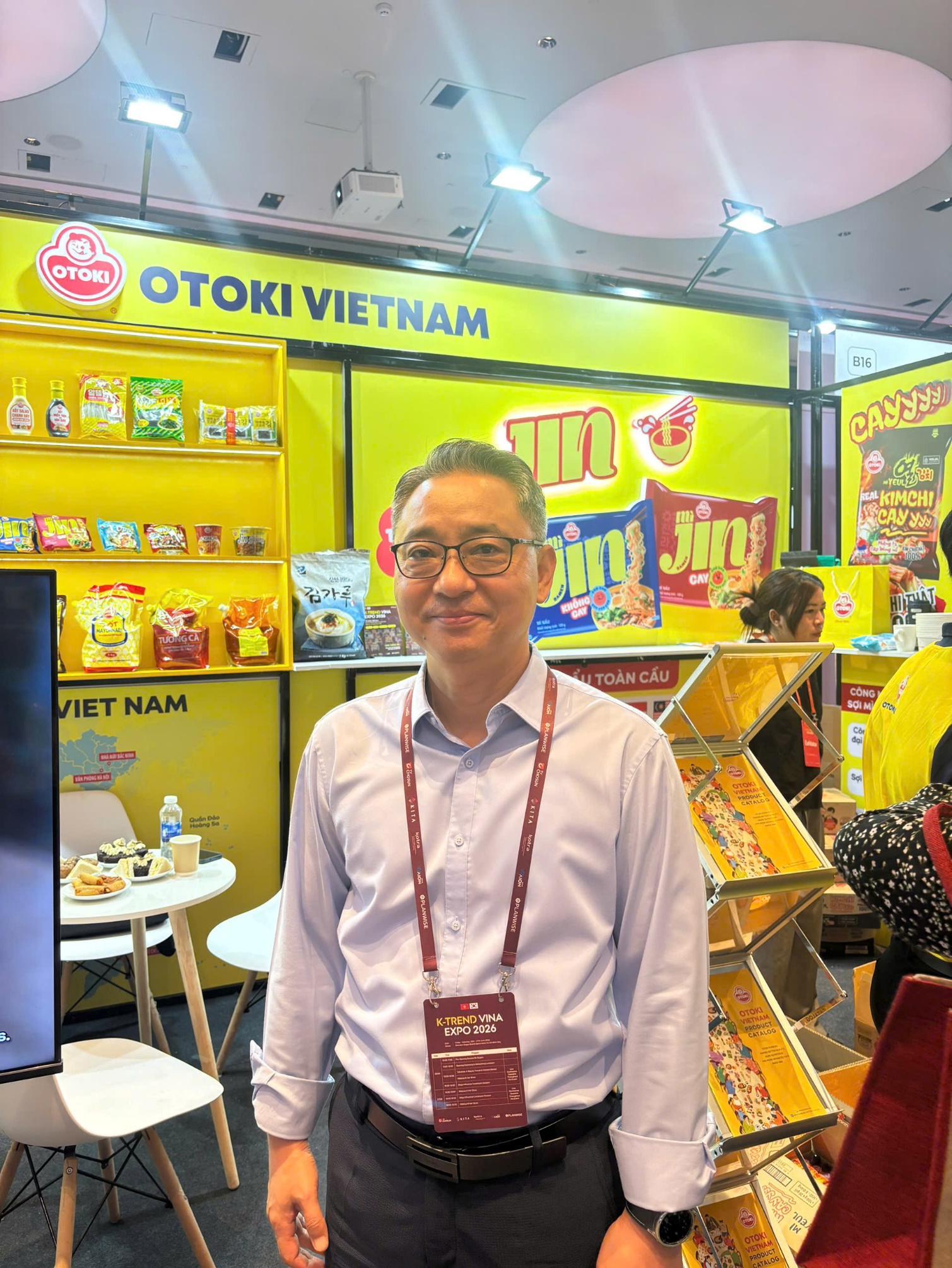 TGĐ JEE KYUNG TAE tại gian hàng OTOKI