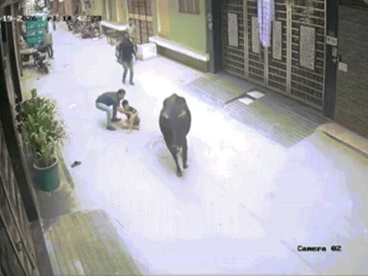 Khoảnh khắc người đàn ông lao vào cứu bé trai bị bò húc