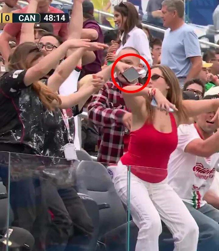 Trong lúc khán đài SoFi Stadium ở Los Angeles (Mỹ) hưởng ứng "làn sóng Mexico" đầu hiệp hai trận Canada - Nam Phi, chiếc điện thoại của một CĐV Canada bất ngờ tuột khỏi tay. Ảnh: ITV
