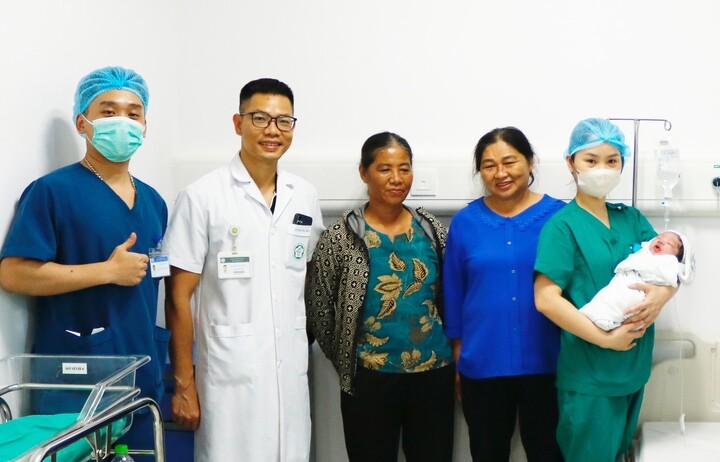 Bé trai nặng 3,9 kg cất tiếng khóc chào đời trong niềm vui của gia đình và đội ngũ y tế.