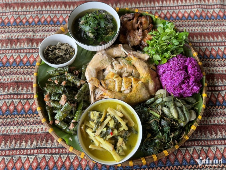 Chả lá bưởi là món ăn thường xuyên xuất hiện trong mâm cỗ lá của người Mường ở Phú Thọ (Hòa Bình cũ)