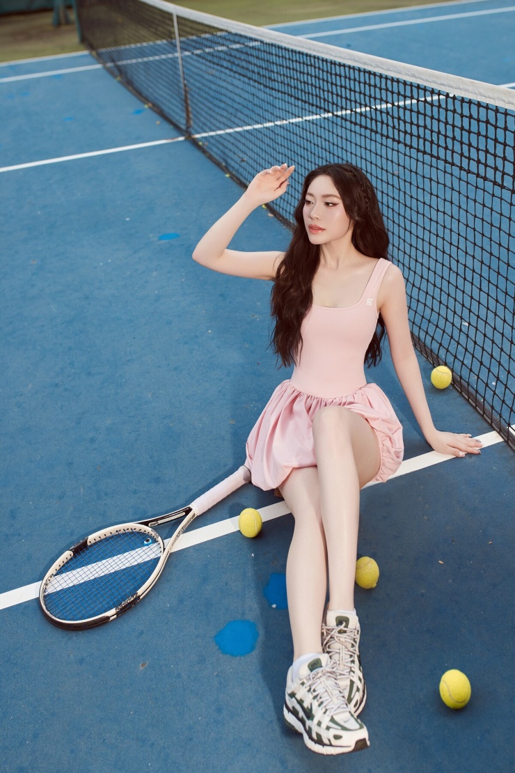 Hoa hậu Thanh Thảo diện váy ngắn khoe dáng khi chơi tennis - 3