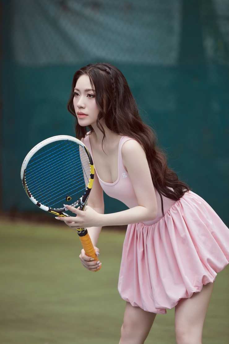 Hoa hậu Thanh Thảo diện váy ngắn khoe dáng khi chơi tennis - 4