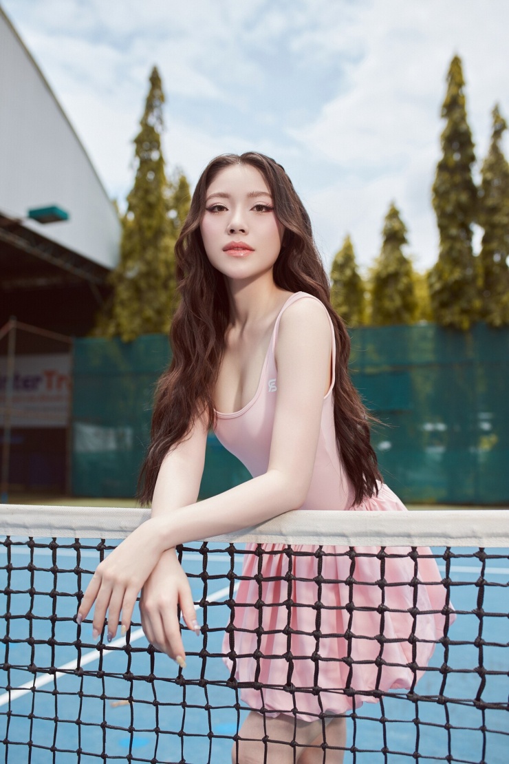 Hoa hậu Thanh Thảo diện váy ngắn khoe dáng khi chơi tennis - 2