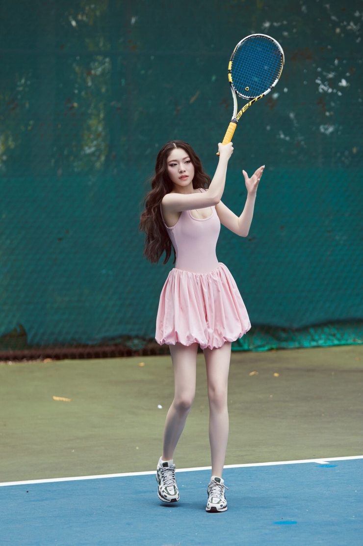 Hoa hậu Thanh Thảo diện váy ngắn khoe dáng khi chơi tennis - 5