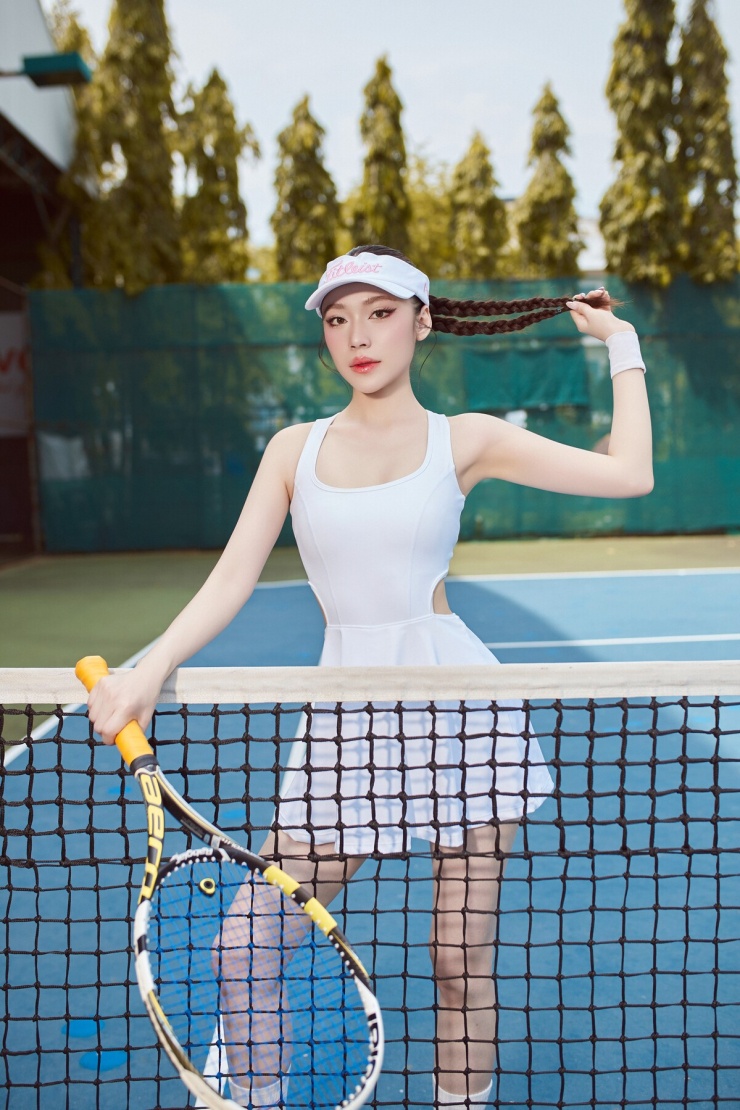 Hoa hậu Thanh Thảo diện váy ngắn khoe dáng khi chơi tennis - 10