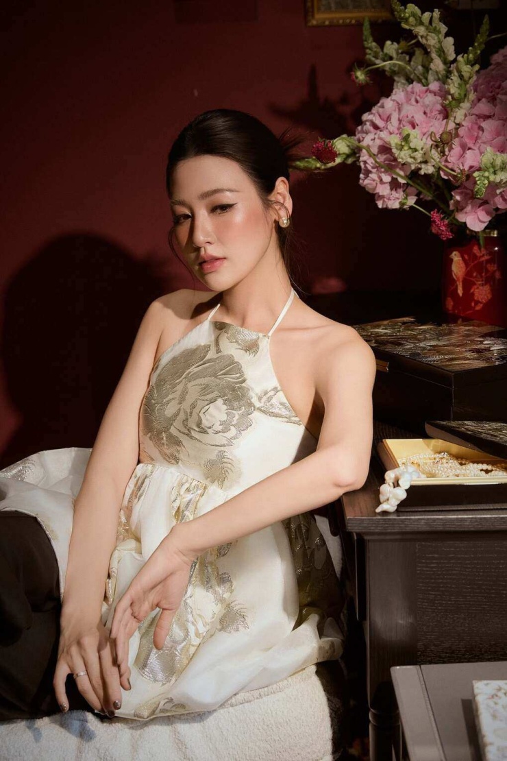Ảnh sao 29/6: Mai Phương Thúy khoe vẻ gợi cảm trên sân tennis - 9