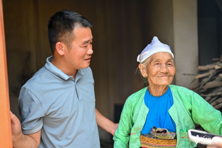 Ông Nguyễn Duy Tư - đại diện lãnh đạo địa phương thường xuyên đến tận nơi thăm hỏi, động viên các cụ già cao tuổi trên địa bàn xã