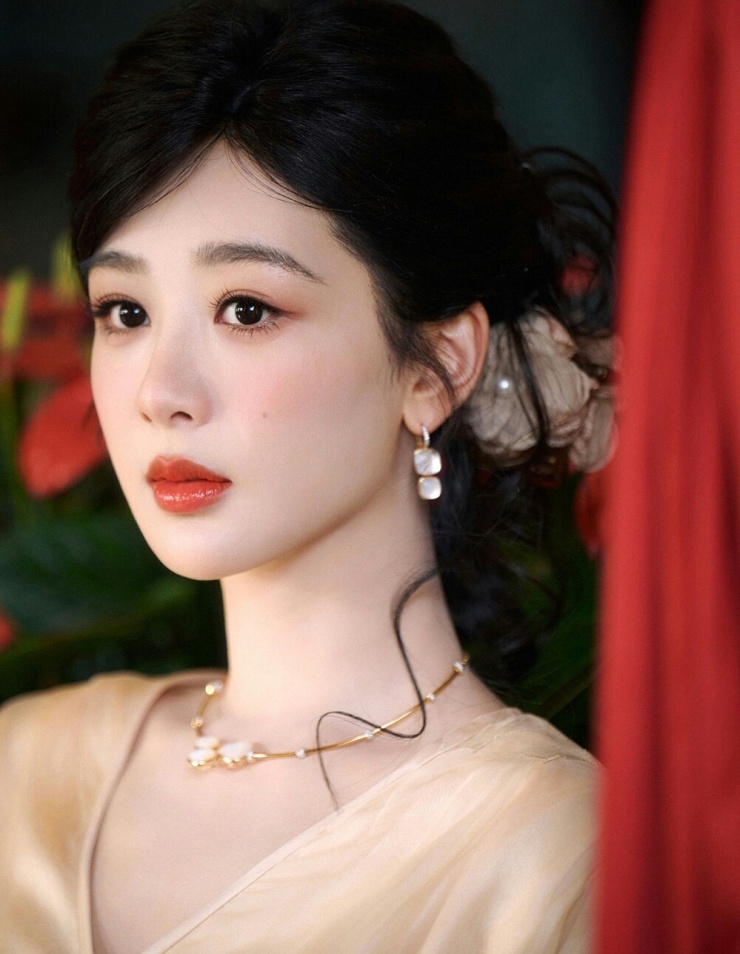 Nữ diễn viên Dương Tử từng bị so sánh với Phạm Băng Băng vì diễn xuất kém tại những tập đầu Born to Be Alive.