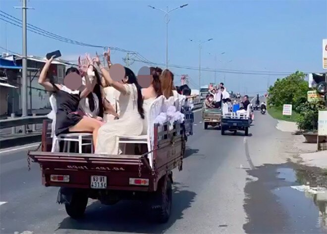 Hình ảnh đoàn đưa dâu bằng xe mô tô ba bánh vi phạm giao thông trên Quốc lộ 1, đoạn qua tỉnh Đồng Tháp. Ảnh: Cắt từ clip
