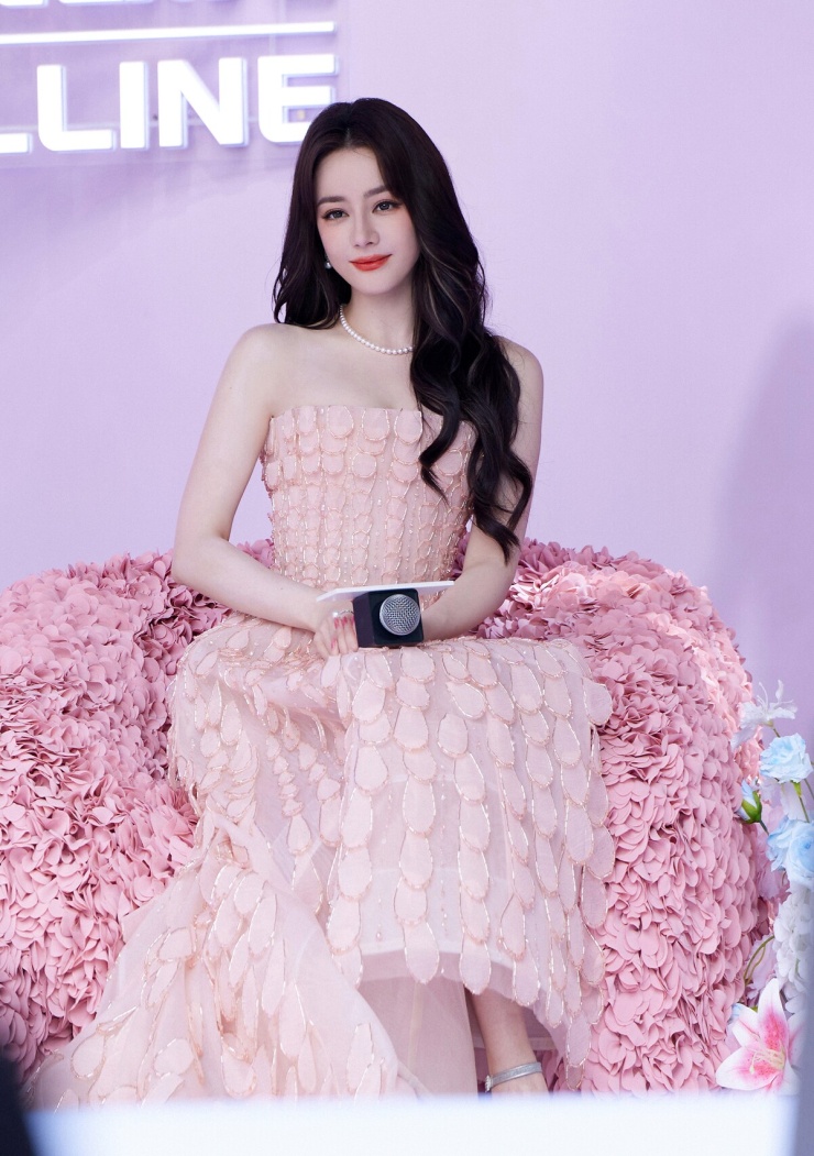 Địch Lệ Nhiệt Ba được ví 'mọng như quả đào' - 1