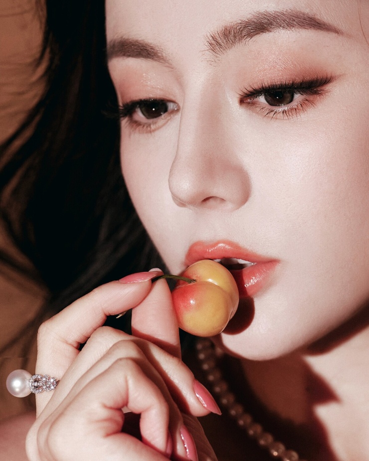 Địch Lệ Nhiệt Ba được ví 'mọng như quả đào' - 5