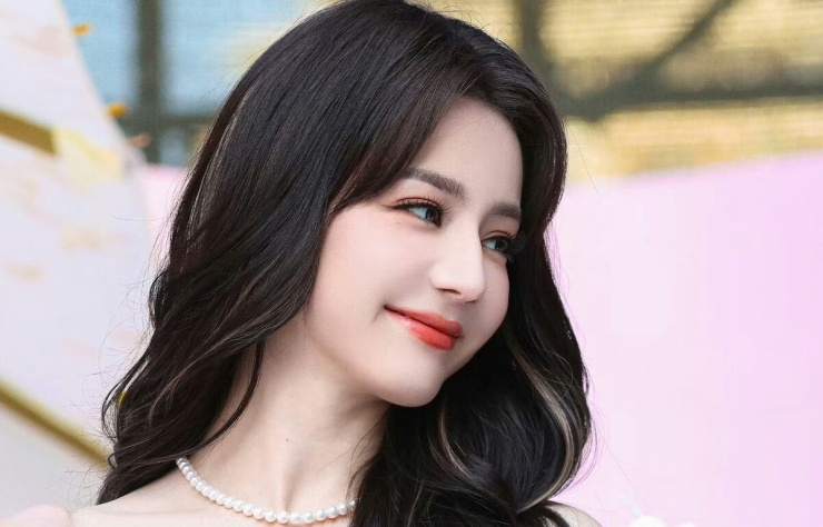 Địch Lệ Nhiệt Ba được ví 'mọng như quả đào' - 3