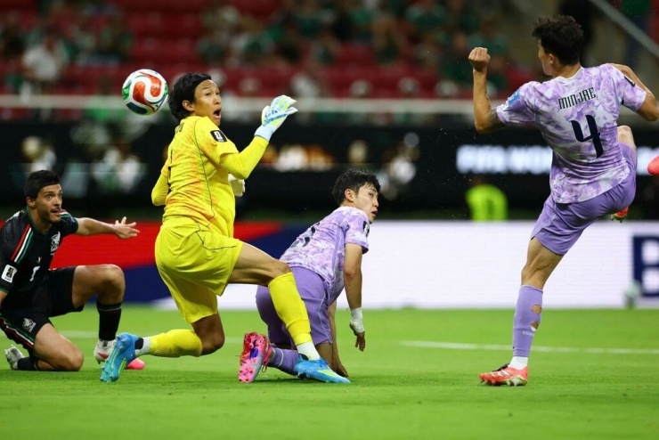 Kim Seung-gyu (áo vàng) là thủ môn của Hàn Quốc ở World Cup 2026. Ảnh: Yonhap