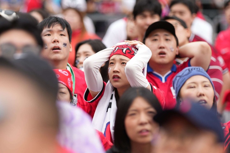 NHM Hàn Quốc thất vọng khi đội nhà bị loại sớm tại World Cup 2026. Ảnh: AP.