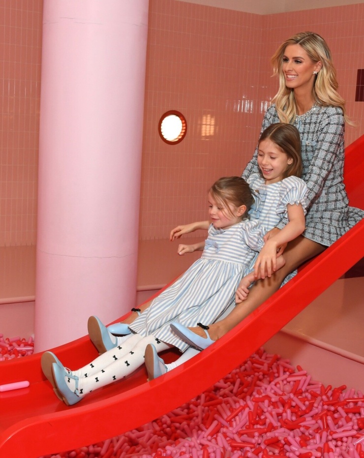 Cuộc sống viên mãn của 'tiểu thư tài phiệt' Nicky Hilton ở tuổi 42 - 5