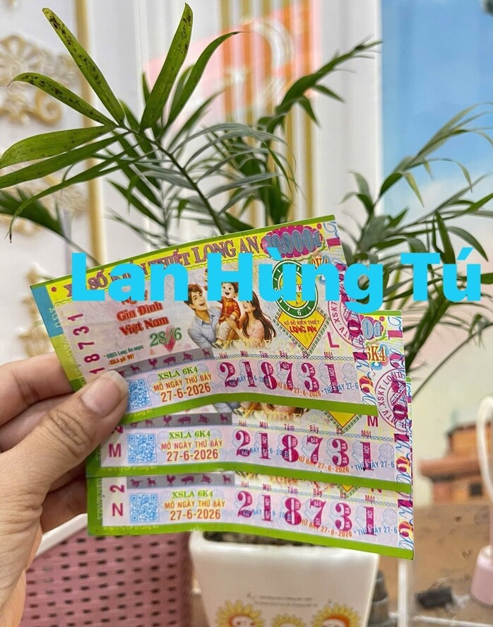 Giải độc đắc của vé số Long An được đổi tại tỉnh Tây Ninh. Ảnh: ĐLVS Lan Hùng Tú