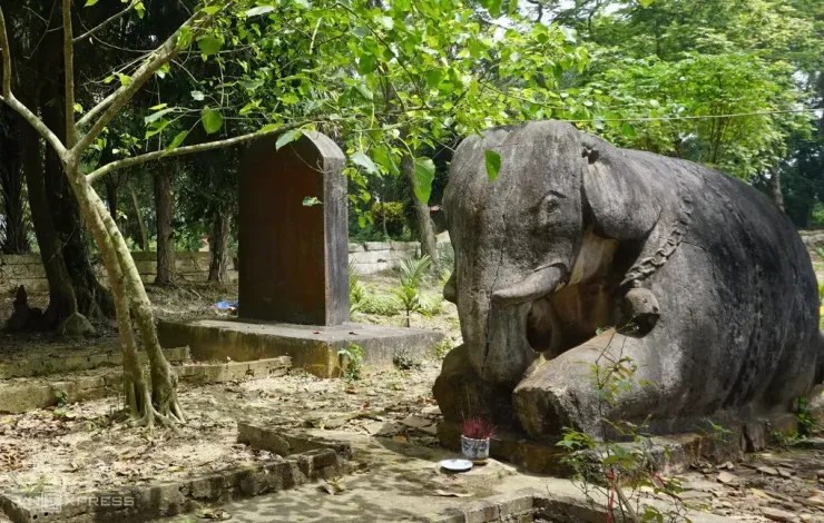 Hệ thống tượng thờ, bia đá còn khá nguyên vẹn ở đền thờ Nguyễn Văn Nghi. Ảnh: Lê Hoàng
