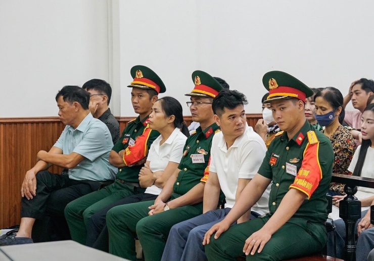 Hai cựu thiếu tướng Quang và Cường (ngoài cùng bên trái). Ảnh: Danh Lam