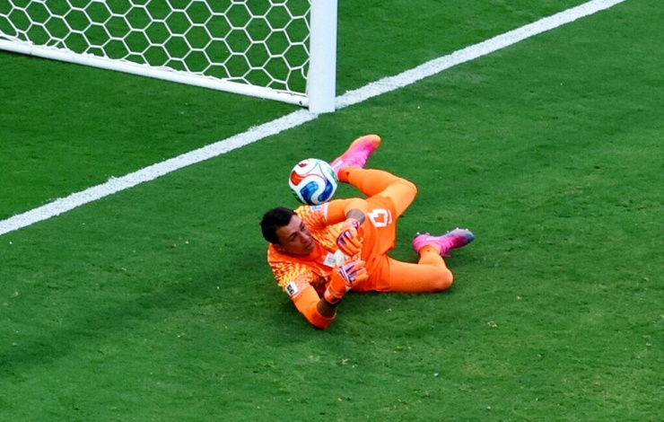 Thủ môn Fernando Muslera mắc sai lầm trong bàn thua của Uruguay, ở lượt cuối bảng H World Cup 2026 trên sân Guadalajara, Mexico ngày 26/6. Ảnh: Reuters