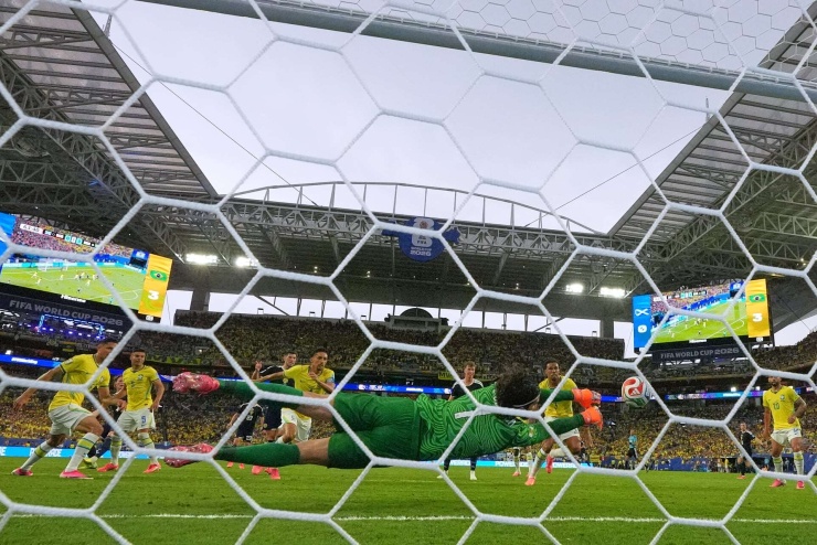 Alisson nhiều lần phải cứu thua cho Brazil. Ảnh: AP