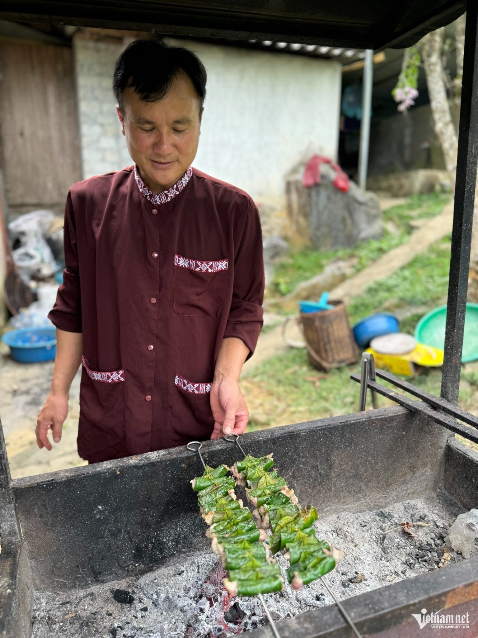 Lá bưởi cuốn thịt nướng than hồng, đặc sản lạ ở Phú Thọ khiến thực khách tò mò - 4