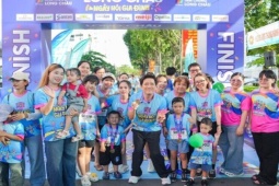 Trường Giang, Lương Thế Thành, Lê Phương cổ vũ hơn 2.000 thành viên từ gia đình ba thế hệ đi bộ nâng cao sức khoẻ