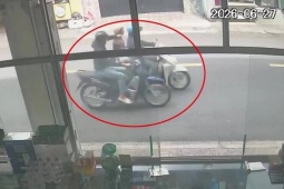 Giật dây chuyền rồi nhờ mẹ mang bán