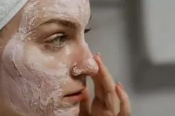 Một bước skincare phổ biến có thể khiến da lão hóa nhanh hơn
