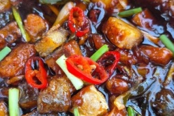 Loại cá ít tanh, thịt săn chắc, tốt cho tim mạch và xương khớp, kho cá cách này đậm đà, giòn thơm đưa cơm cực kì