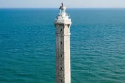 Ngắm ngọn hải đăng cao nhất Việt Nam