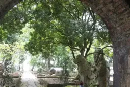 Khai quật 'thành nhà Hồ thu nhỏ'