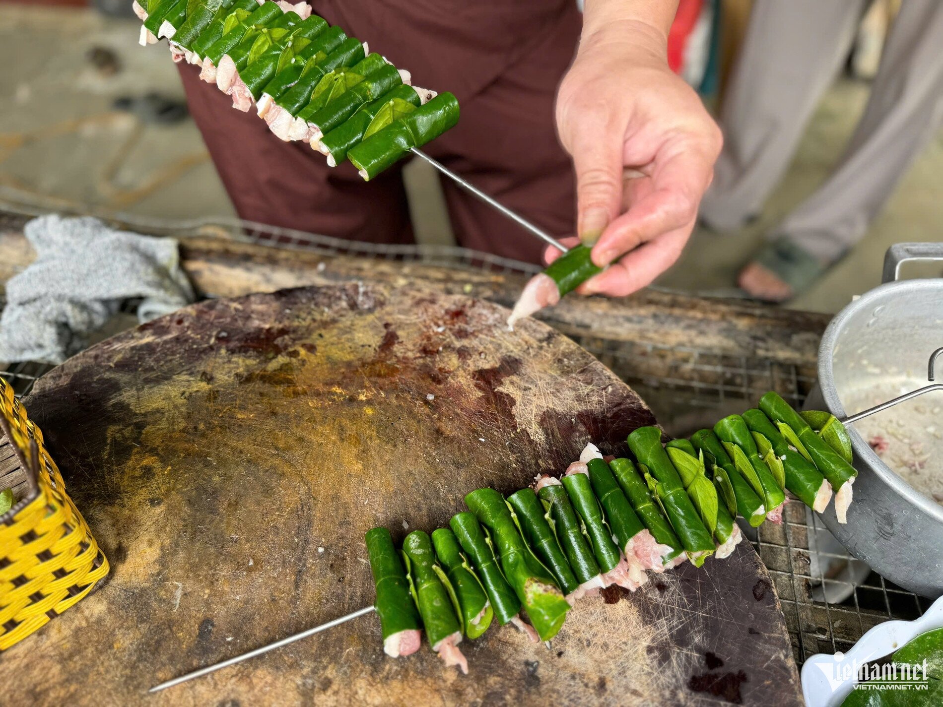 Anh Khánh cho biết, món chả lá bưởi tuy chế biến từ nguyên liệu dân dã nhưng đòi hỏi sự khéo léo trong từng công đoạn