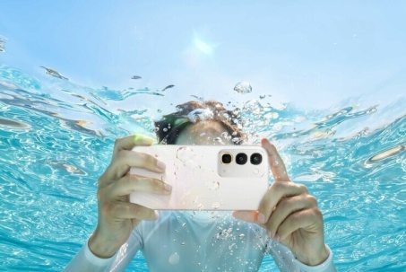Top smartphone tầm trung chống nước cực tốt, phù hợp du lịch hè