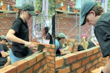 Xem du khách Tây làm phụ hồ, thợ xây ở miền Tây, dân mạng khen quá chuyên nghiệp