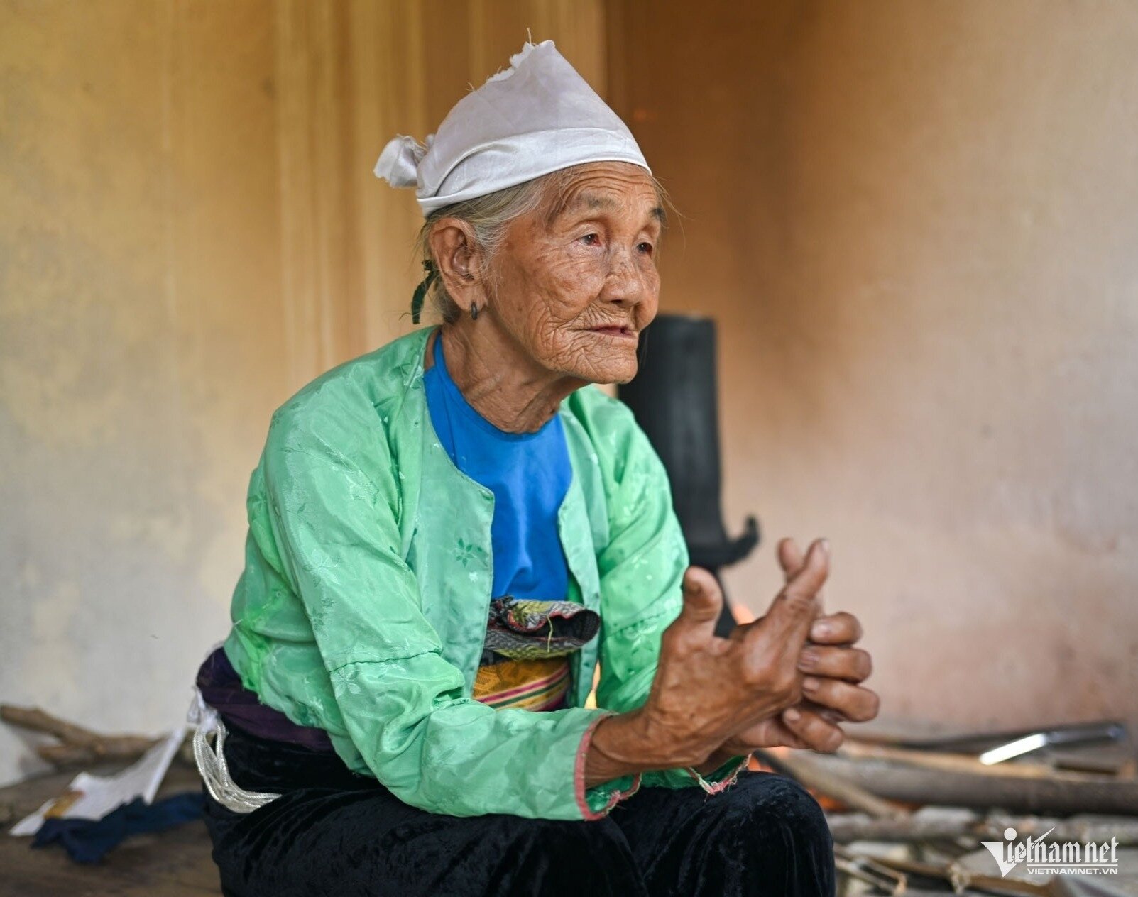 Cụ Chụm giao tiếp hoàn toàn bằng tiếng Mường, luôn nở nụ cười rạng rỡ
