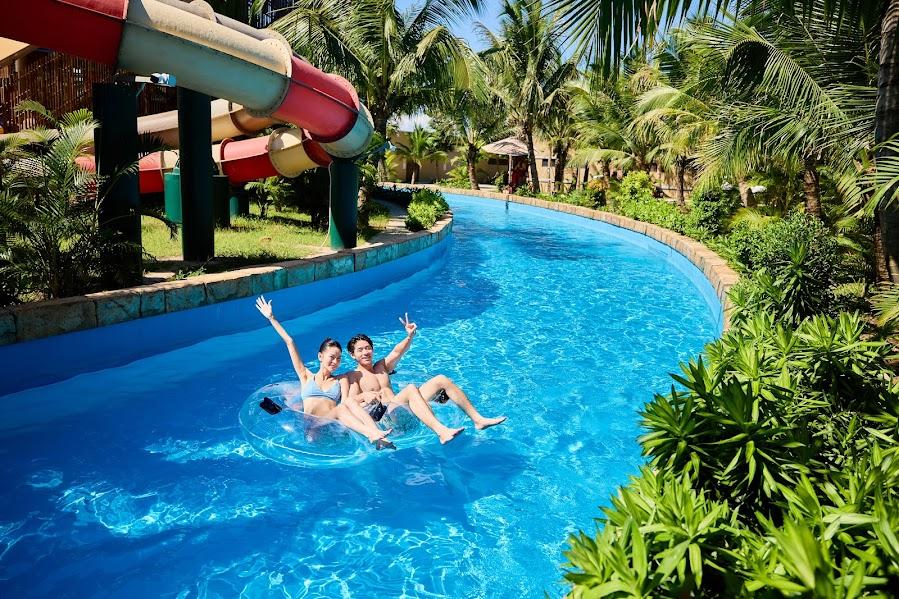 Du khách tận hưởng không khí mát lạnh dưới hàng nghìn tán dừa