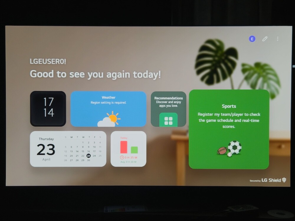 TV có các tính năng thể thao, lịch, thời tiết,... đầy đủ như smartphone.