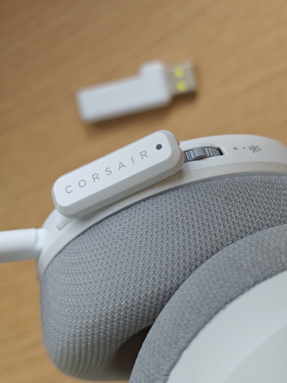 Micro và bộ phụ kiện kết nối không dây USB Type-C đi kèm.