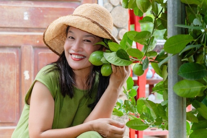 Những góc 'sống ảo' trong khu vườn 4.000 m2 của Tú Oanh