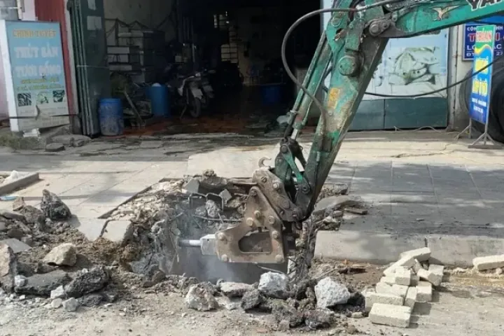 Hà Nội: Vỉa hè vừa 'thay áo mới' đã tiếp tục đào lên thi công cống thoát nước