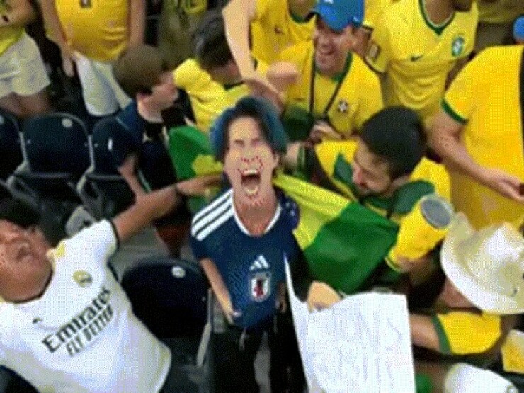 Biểu cảm 'gây sốt' của CĐV Nhật Bản bị fan Brazil vây quanh