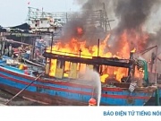 Ba tàu đánh bắt xa bờ bốc cháy khi đang neo đậu trên sông ở Nghệ An