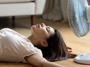 Dùng quạt sai cách trong ngày nắng nóng có thể gây hại sức khỏe: 5 lỗi nhiều gia đình đang mắc phải