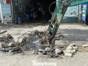 Hà Nội: Vỉa hè vừa 'thay áo mới' đã tiếp tục đào lên thi công cống thoát nước