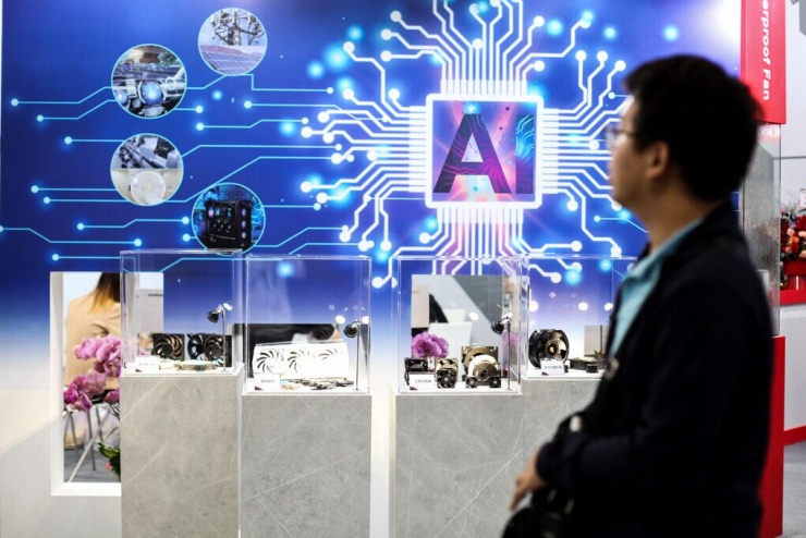 Khách tham quan đi qua nơi trưng bày loạt giải pháp phần cứng về AI tại Triển lãm Computex 2024 ở Đài Loan. Ảnh: Khương Nha