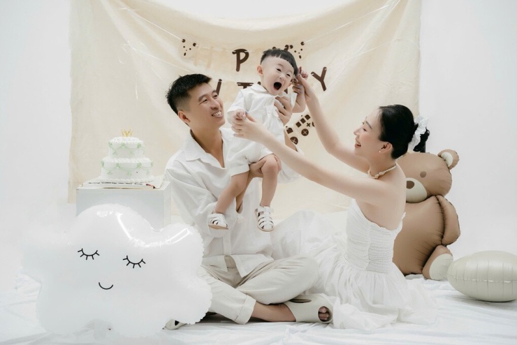Cặp vợ chồng bên con trai hai tuổi. Ảnh: NVCC