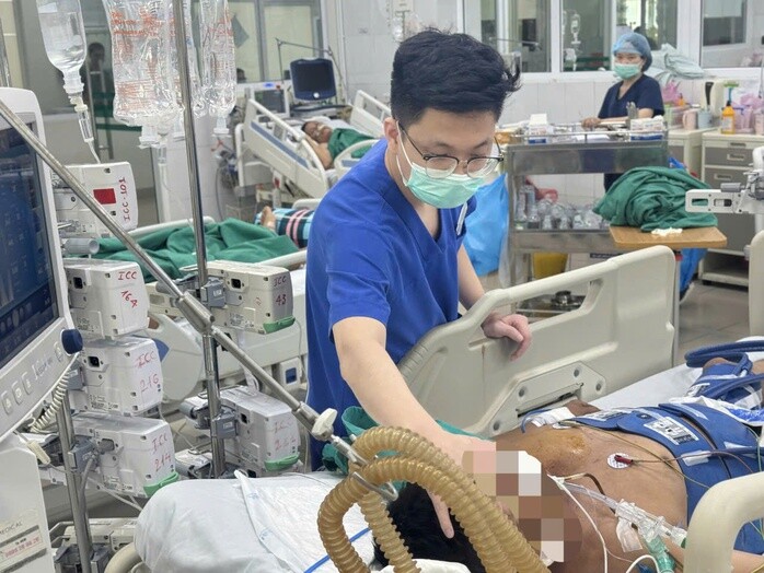 Bệnh nhân được cấp cứu tích cực tại bệnh viện sau khi ngừng tim do điện giật. Ảnh: Đặng Thanh