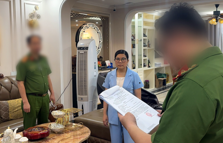 Công an thực hiện lệnh bắt đối với bị can Nguyễn Thị Khuyên. Ảnh: Công an Hà Nội